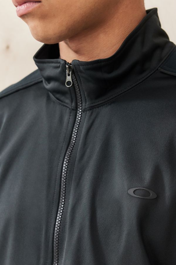 Vista de diapositivas: 3: Oakley UO Exclusivo Blackout Elipse Track Top