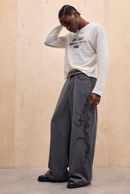 Pantaloni da completo Jaded London a pinstripe con tatuaggi Goliath