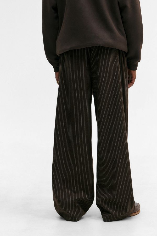 Vista de diapositivas: 4: Standard Cloth Brown Pinstripe Trousers