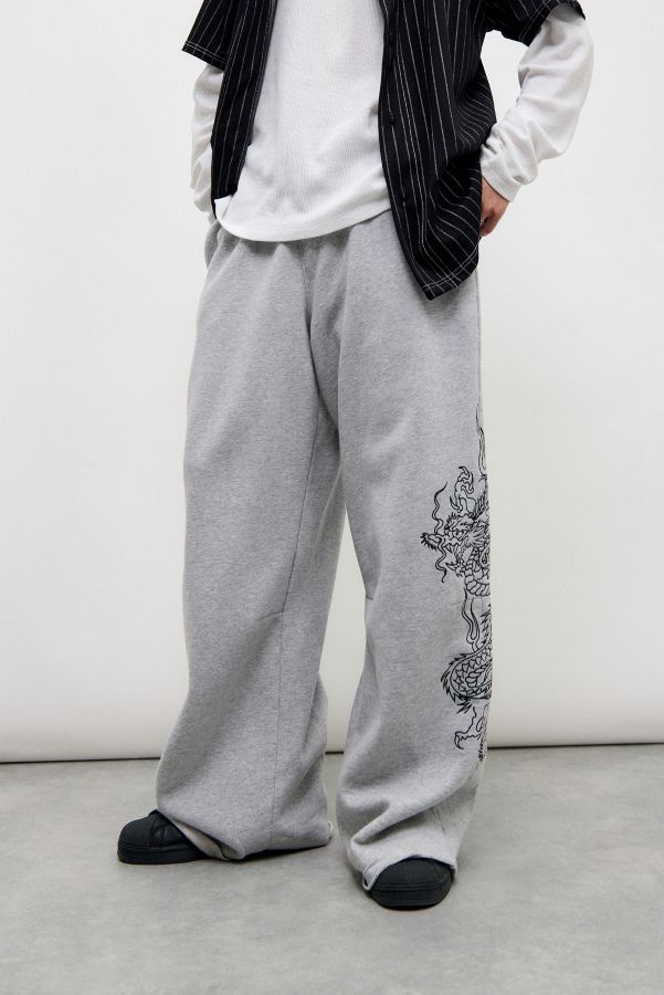 Vista diapositiva: 1: Ed Hardy UO Exclusive Grey Dragon Wide Leg Joggers