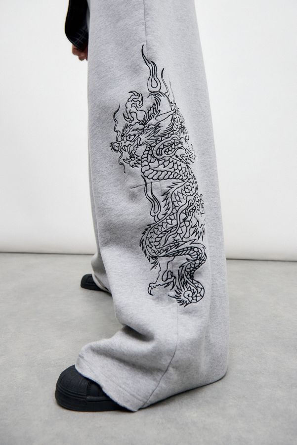 Vista diapositiva: 5: Ed Hardy UO Exclusive Grey Dragon Wide Leg Joggers