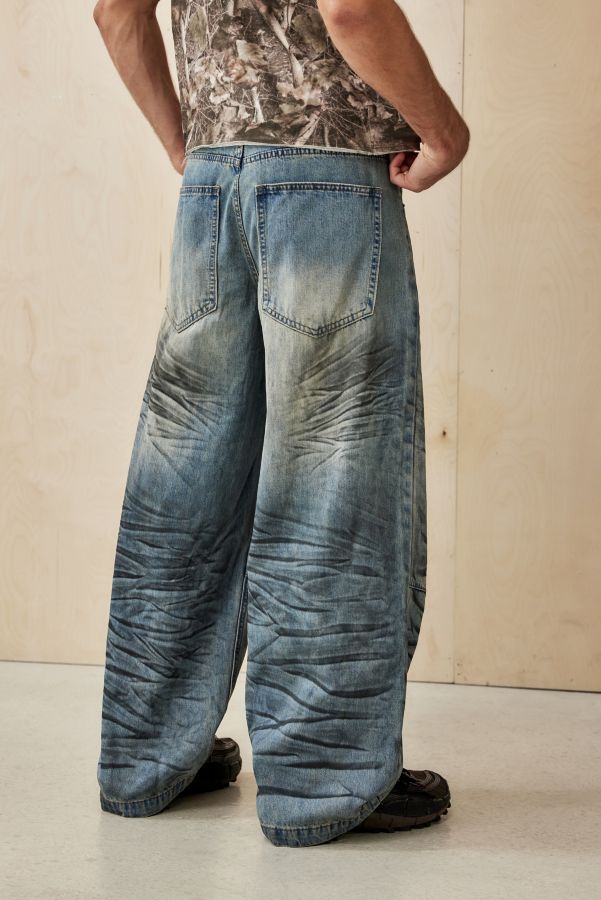 Slide View: 4: Jaded London Hellblau Airbrush Koloss Jeans