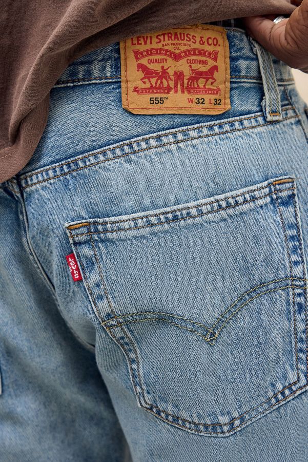 Slide View: 3: Levi's Lead The Way 555 Entspannte Gerade Jeans