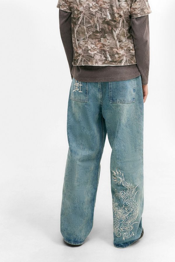 Vista de diapositivas: 1: Ed Hardy UO Exclusive Dragon Double Knee Jeans