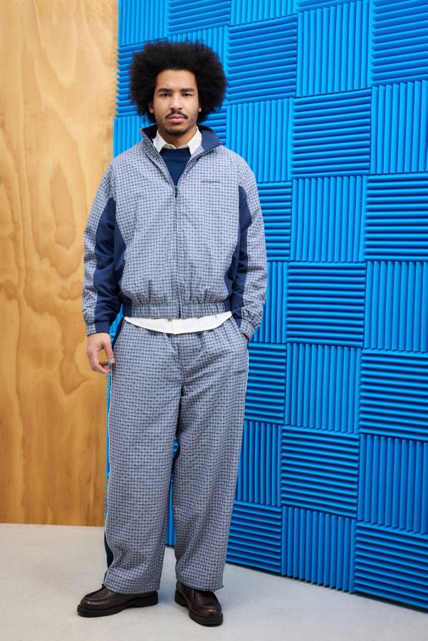 Slide View: 4: iets frans... Blue Check Panel Track Top