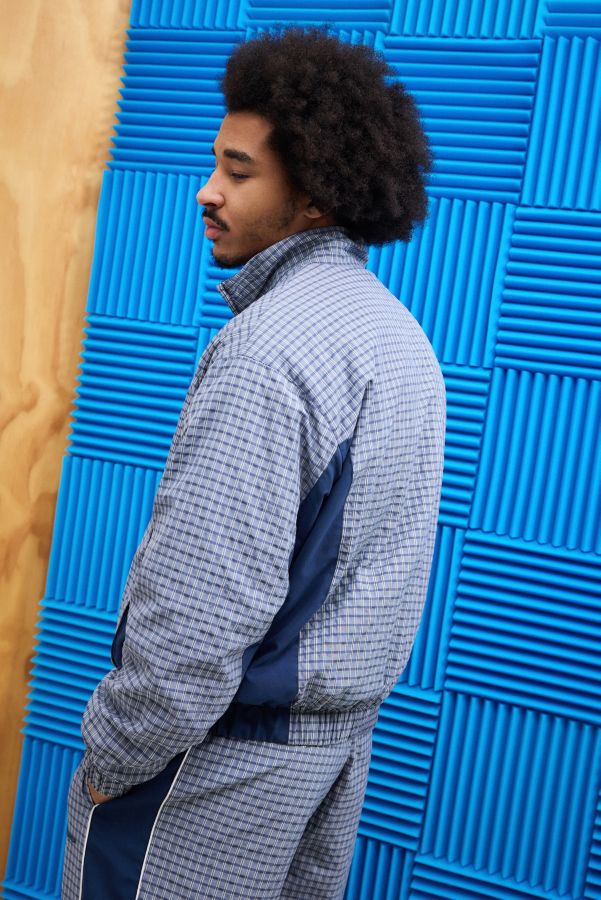 Slide View: 7: iets frans... Blue Check Panel Track Top