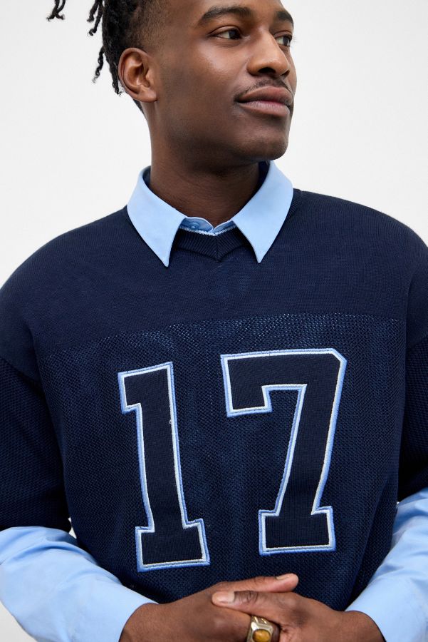 Vista diapositiva: 3: iets frans... Navy Knitted Varsity Top