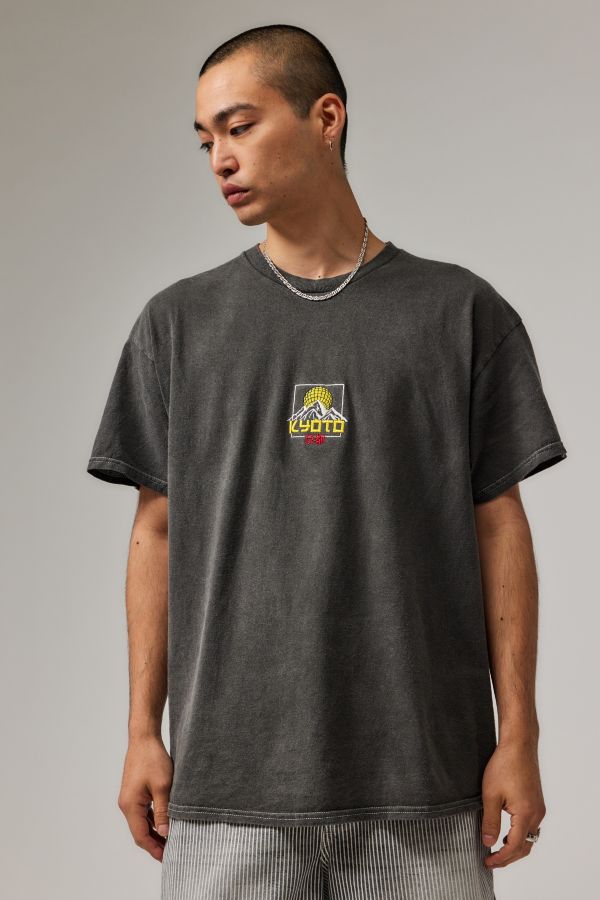 Slide View: 1: UO Schwarz Kyoto Bestickt T-Shirt