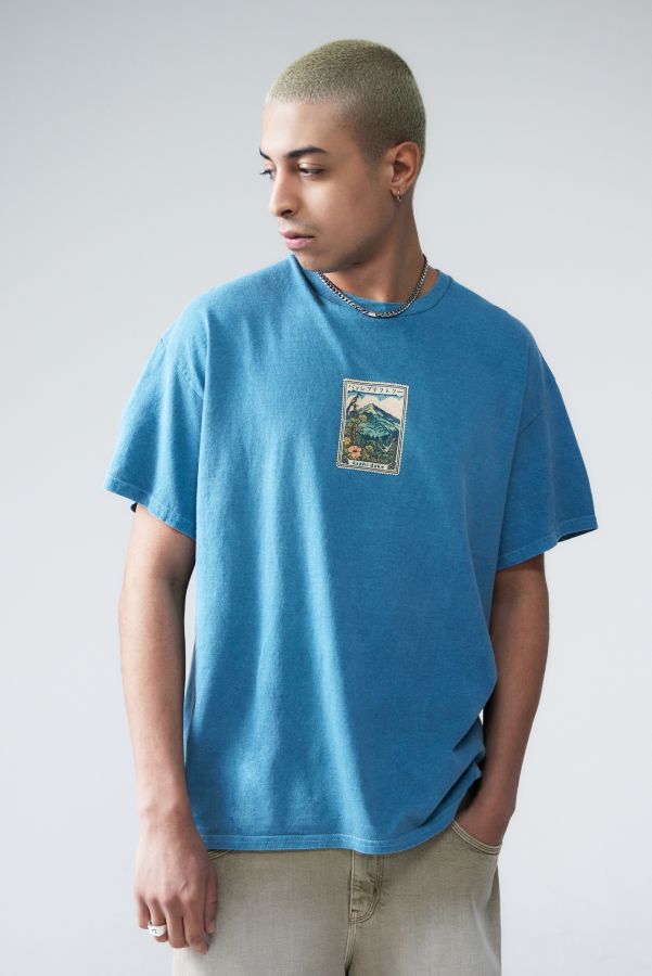 Slide View: 1: UO Blau Mini Berg Motiv T-Shirt