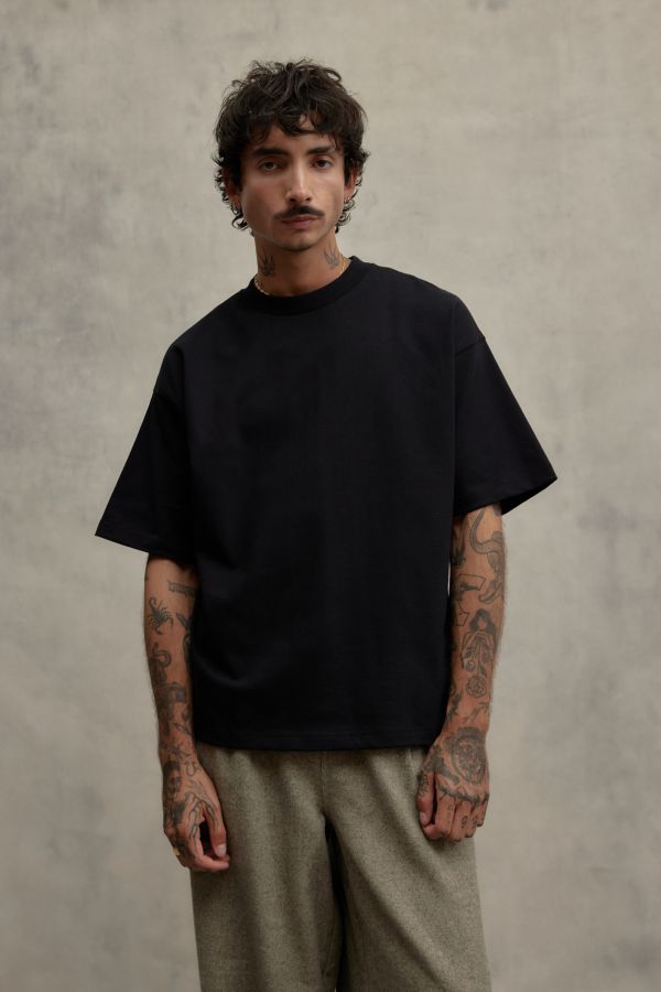 Slide View: 1: Loom Black Premium T-Shirt