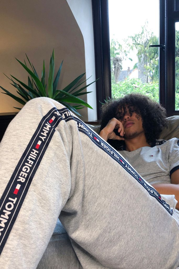 Tommy Hilfiger Lassige Jogginghose In Grau Mit Logostreifen Urban Outfitters De