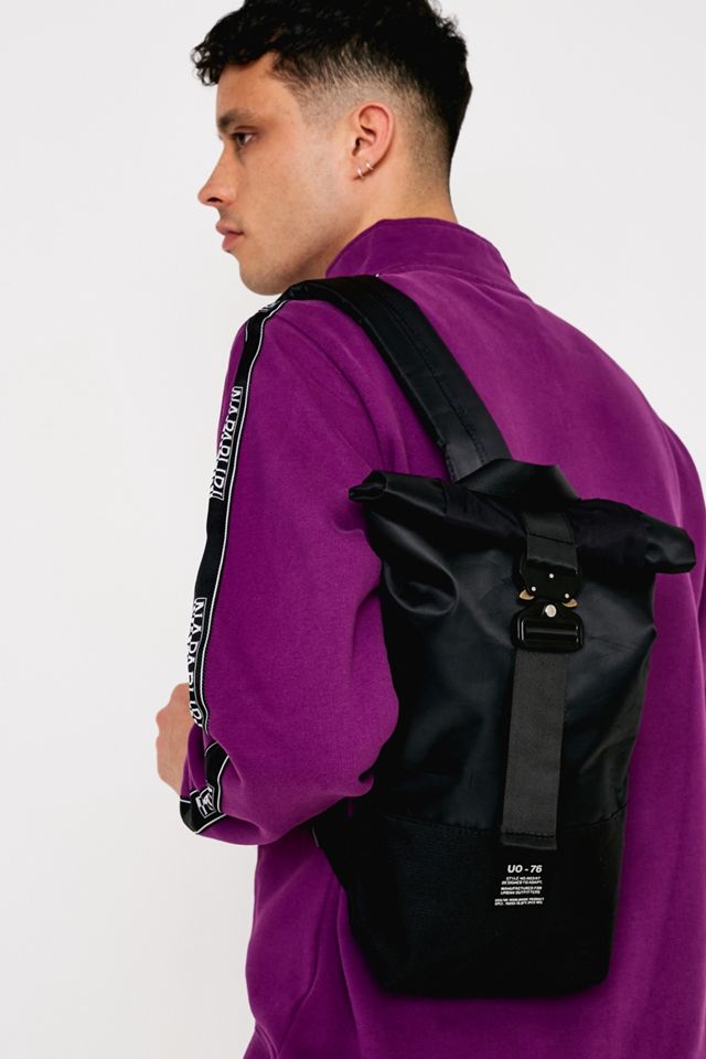 Urban Outfitters Schwarzer Rucksack Mit Einzelnen Riemen Urban Outfitters De