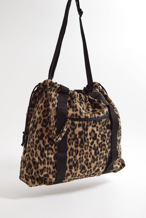 Vista de diapositivas: 2: Bolso Tote UO Estampado de Leopardo de Piel