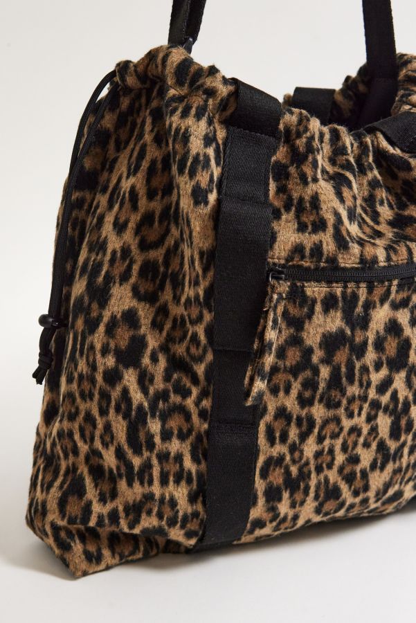 Vista de diapositivas: 3: Bolso Tote UO Estampado de Leopardo de Piel