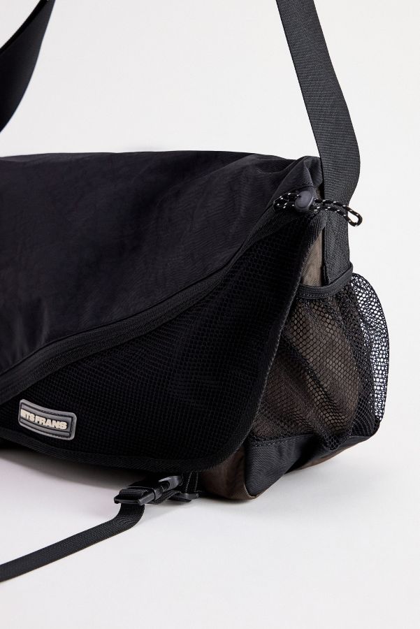 Slide View: 3: iets frans... Schwarze Sport-Kuriertasche