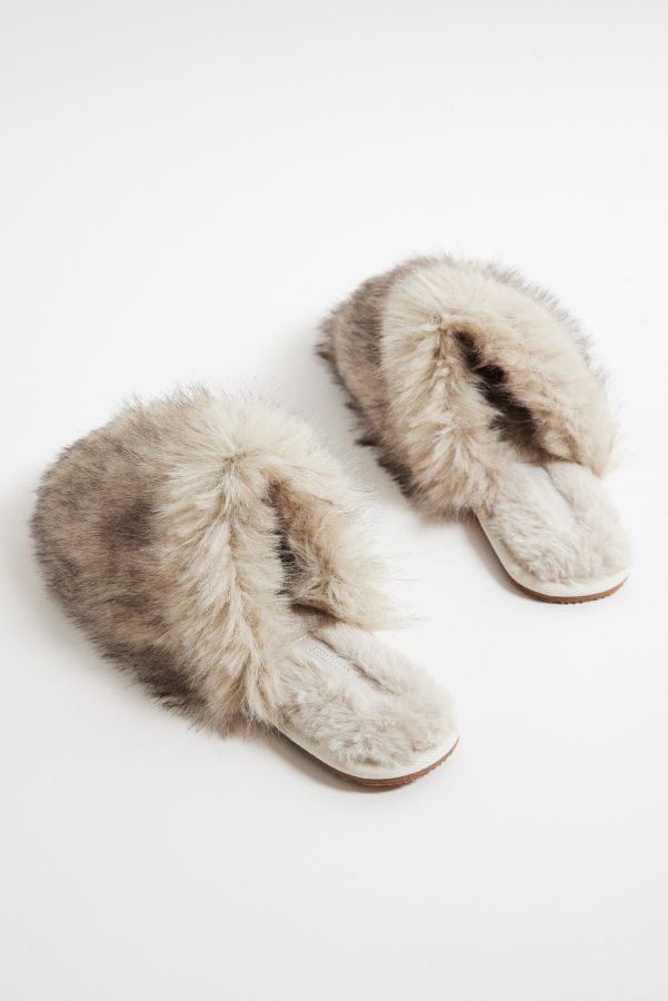 Slide View: 4: UO Cosy White Faux Fur Slippers