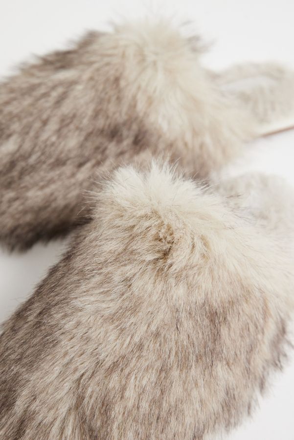 Slide View: 5: UO Cosy White Faux Fur Slippers