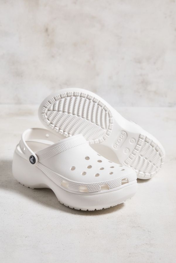 Vista de diapositivas: 2: Crocs White Classic Platform Clogs