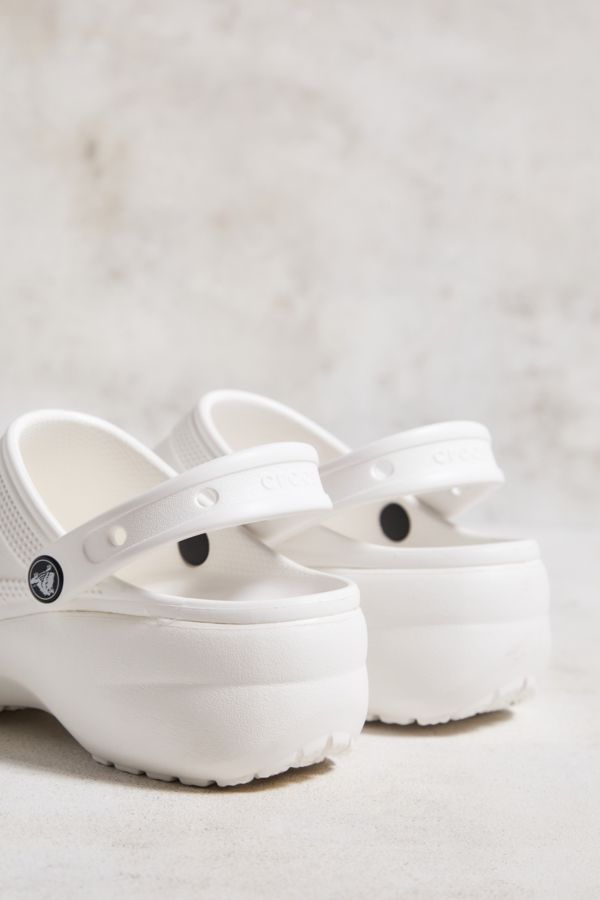 Vista de diapositivas: 3: Crocs White Classic Platform Clogs