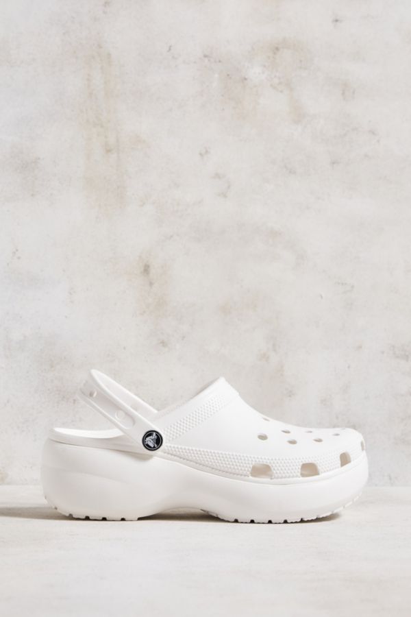 Vista de diapositivas: 4: Crocs White Classic Platform Clogs