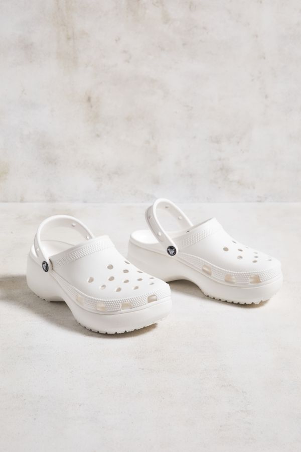 Vista de diapositivas: 5: Crocs White Classic Platform Clogs