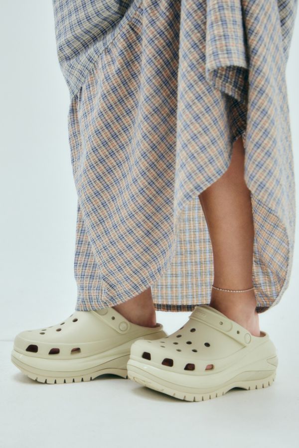 Vista de diapositivas: 1: Crocs Bone Mega Crush Clogs