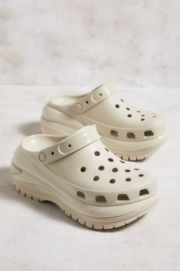 Vista de diapositivas: 2: Crocs Bone Mega Crush Clogs