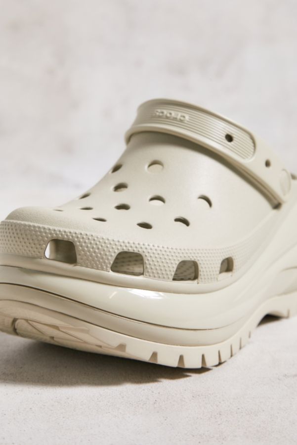 Vista de diapositivas: 5: Crocs Bone Mega Crush Clogs