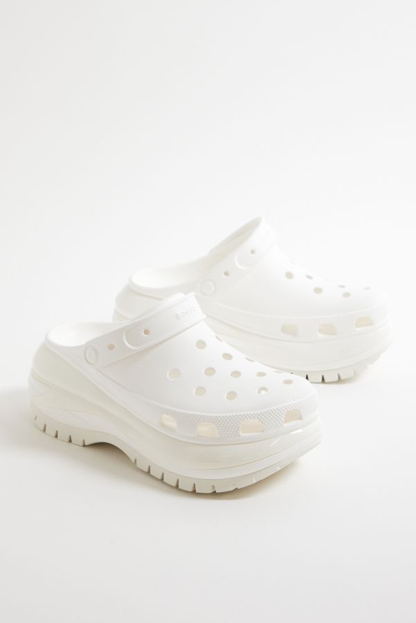 Vista de diapositivas: 2: Crocs White Mega Crush Clogs