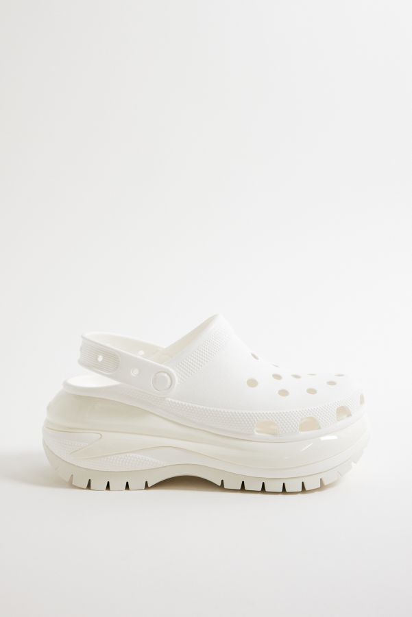 Vista de diapositivas: 3: Crocs White Mega Crush Clogs