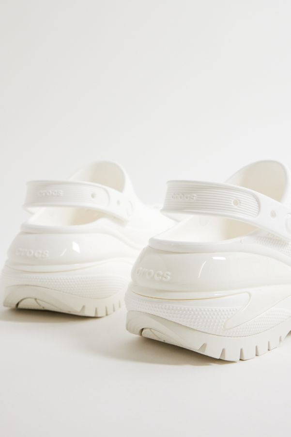 Vista de diapositivas: 4: Crocs White Mega Crush Clogs