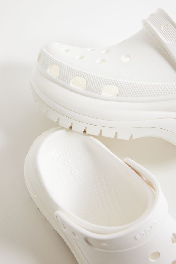 Vista de diapositivas: 5: Crocs White Mega Crush Clogs