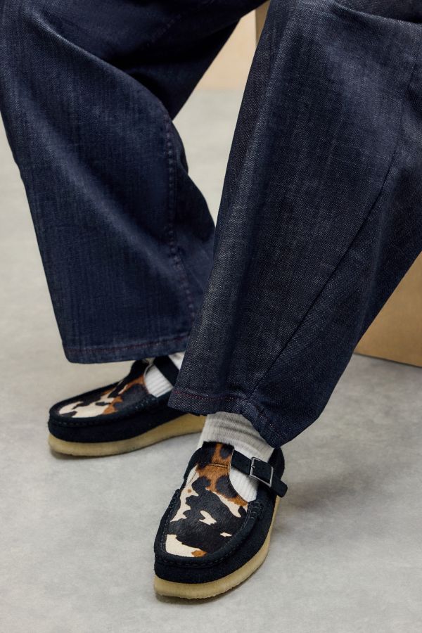 Slide View: 1: Clarks Originals Wallabee Kuh-Print T-Steg Schuhe