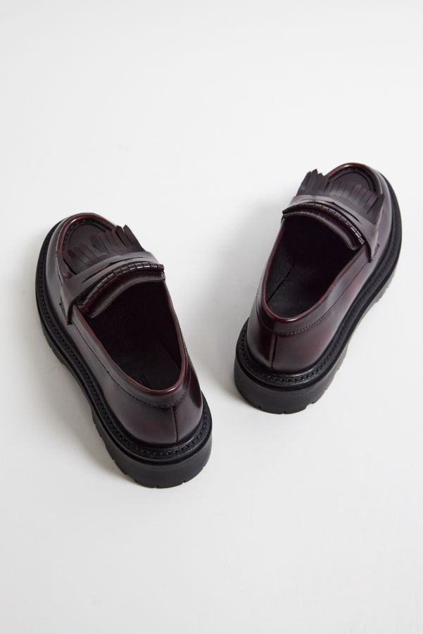 Slide View: 5: Mocassins en cuir à franges bordeaux UO