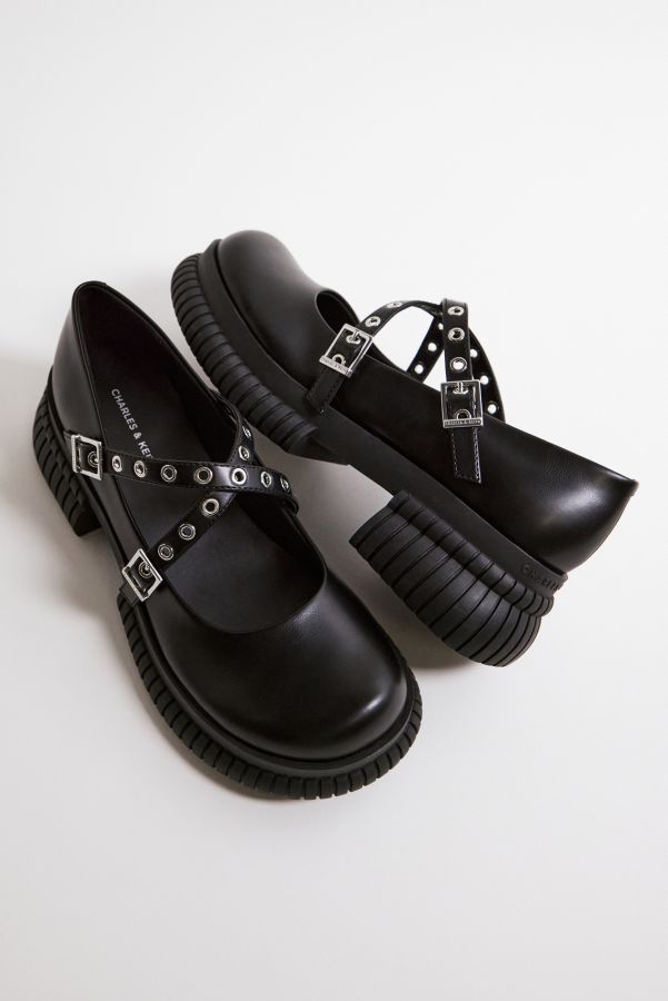 Vista diapositiva: 2: Scarpe Mary Jane con Plateau e Cinturino con Occhielli Neri di Charles & Keith