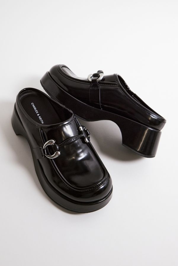 Slide View: 2: Charles & Keith Schwarze Chunky Pantoletten