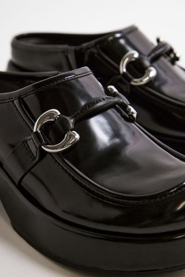 Slide View: 3: Charles & Keith Schwarze Chunky Pantoletten