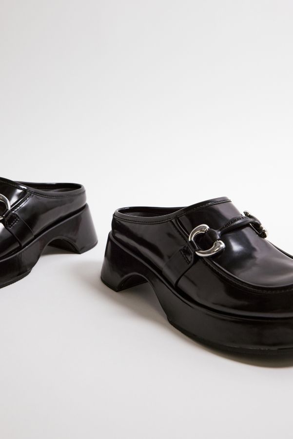 Slide View: 5: Charles & Keith Schwarze Chunky Pantoletten