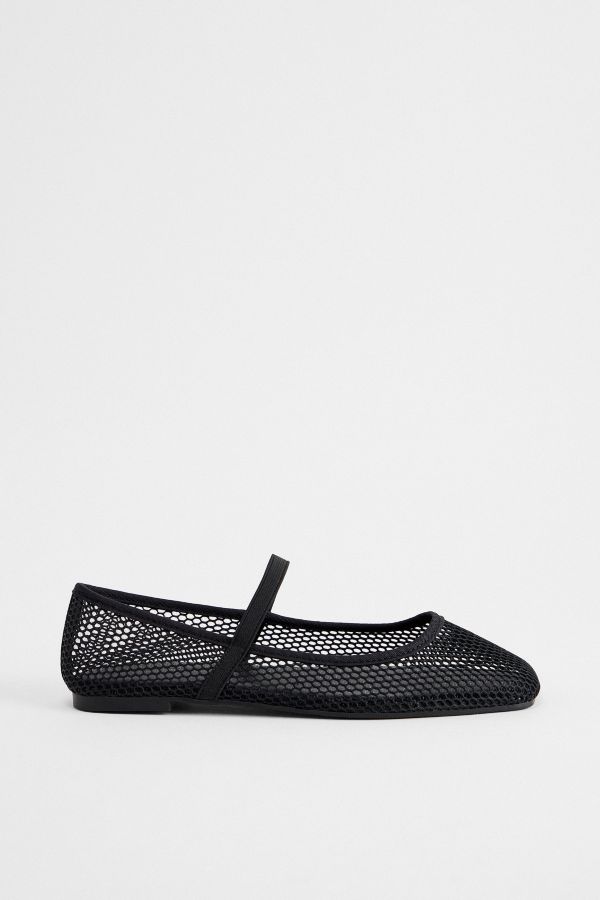 Slide View: 3: Chaussures de ballerine en maille noire UO