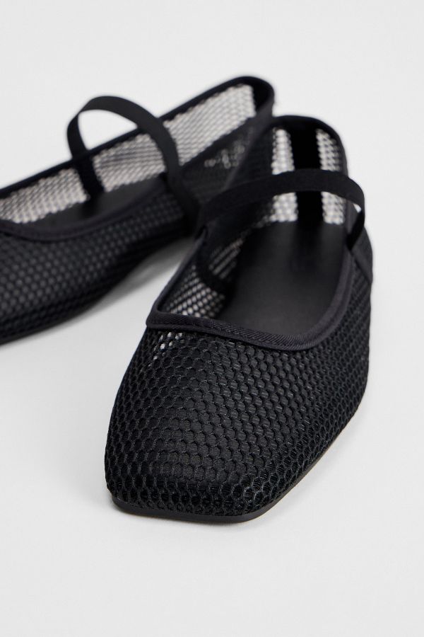 Slide View: 4: Chaussures de ballerine en maille noire UO