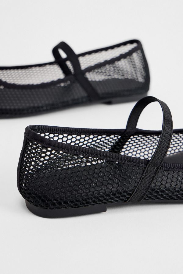 Slide View: 5: Chaussures de ballerine en maille noire UO