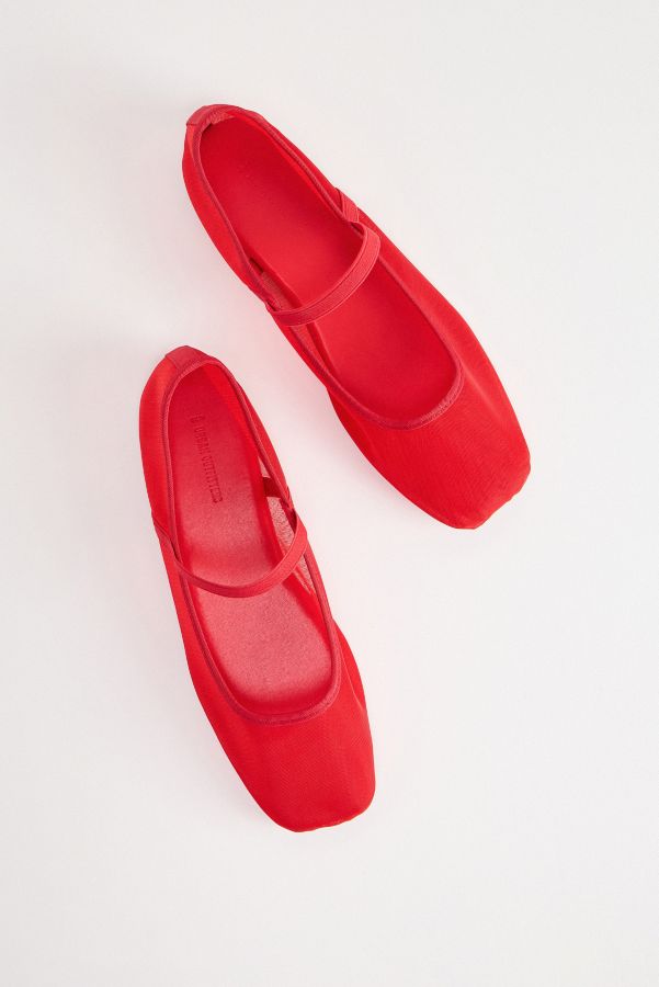 Slide View: 3: Chaussures de ballerine en maille fine rouge UO