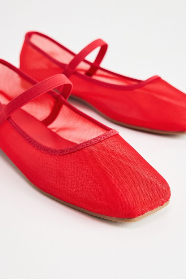 Slide View: 4: Chaussures de ballerine en maille fine rouge UO