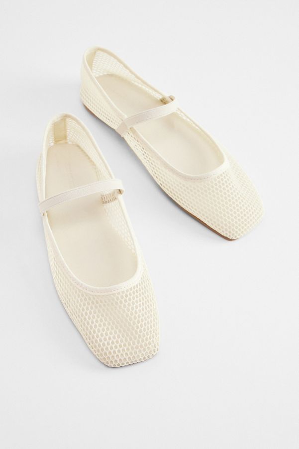 Slide View: 2: Chaussures de ballerine en maille blanc cassé UO