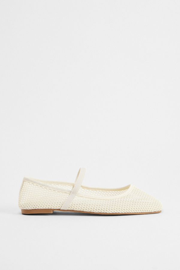 Slide View: 3: Chaussures de ballerine en maille blanc cassé UO