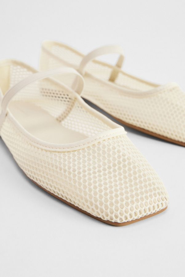 Slide View: 4: Chaussures de ballerine en maille blanc cassé UO