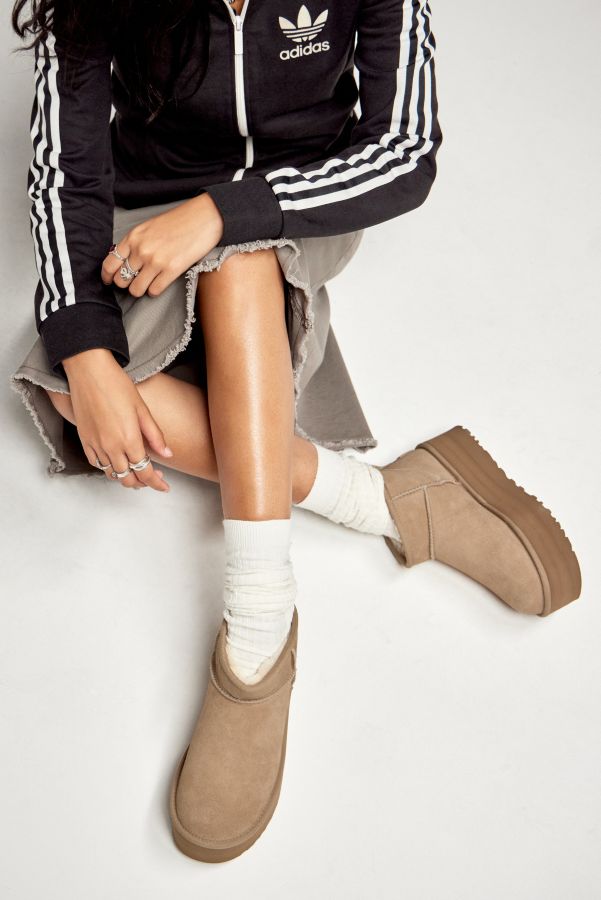 Vista diapositiva: 1: UGG Sand Classic Ultra-Mini Platform Boots