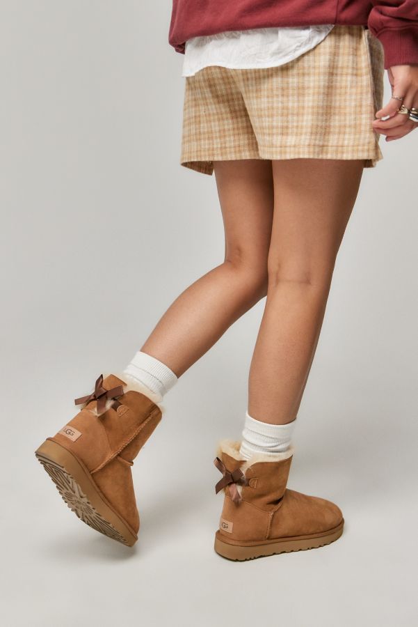 Vista de diapositivas: 1: Bota UGG Mini Bailey Bow Castaña