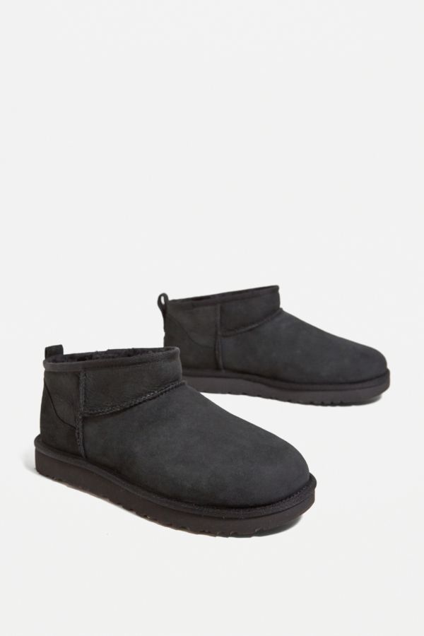 Slide View: 1: UGG –Klassische knöchelhohe Stiefel „Ultra Mini" in Schwarz