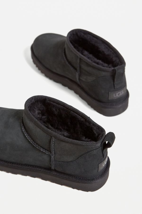 Slide View: 2: UGG –Klassische knöchelhohe Stiefel „Ultra Mini" in Schwarz